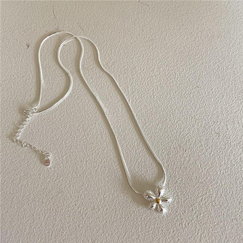 925 Sterling Silver Daisy necklace